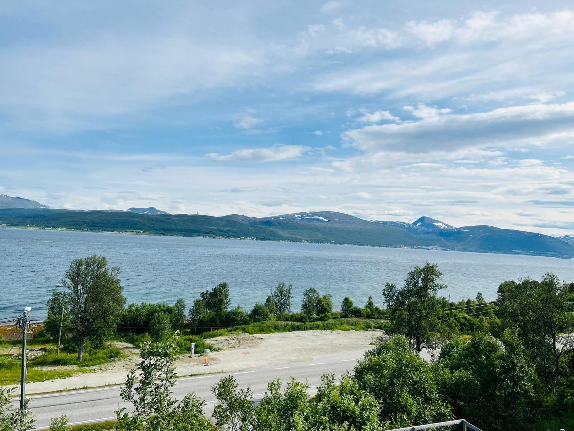 Apartment In Tromso With Sea And Mountain View Bagian luar foto